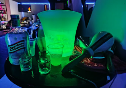 Aguardiente Antioqueño con cubitera iluminada y maracas