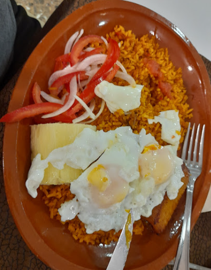 Arroz con huevos fritos y tomate