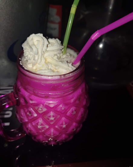 Cóctel cremoso en vaso rosa