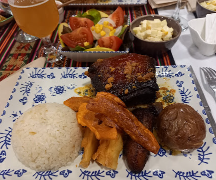 Plato con costillas, arroz, patacones y papa