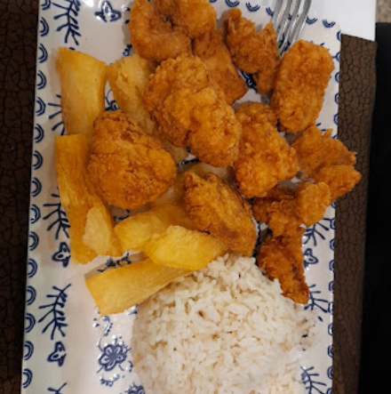 Pollo crujiente con yuca frita y arroz