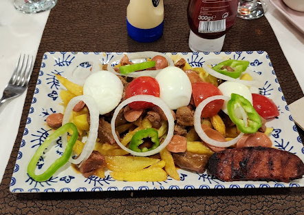 Salchipapas con huevo y chorizo